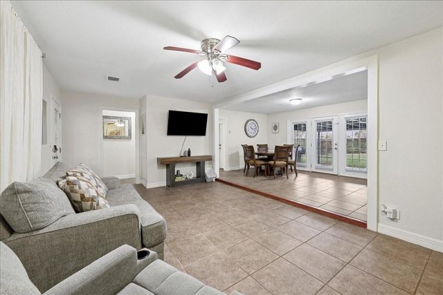 855 Carolina, Bridge City, TX 77611