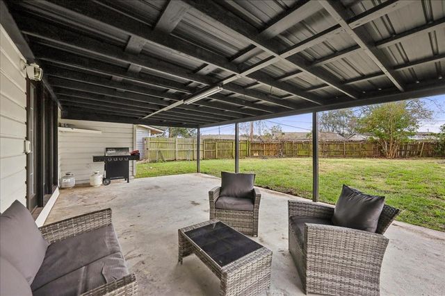 855 Carolina, Bridge City, TX 77611