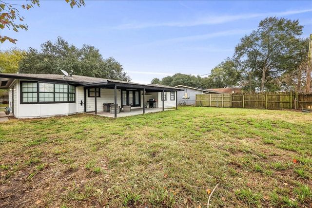 855 Carolina, Bridge City, TX 77611