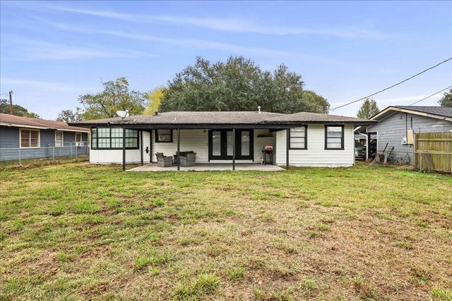 855 Carolina, Bridge City, TX 77611