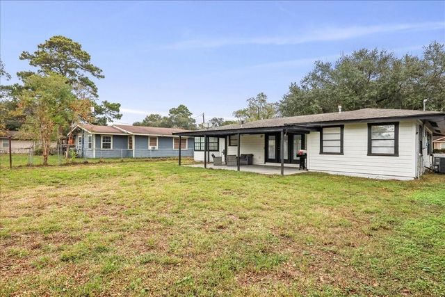 855 Carolina, Bridge City, TX 77611