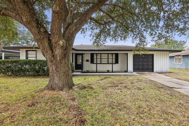 855 Carolina, Bridge City, TX 77611