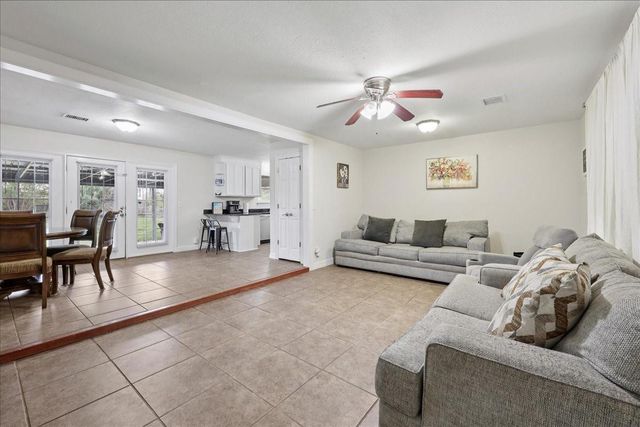 855 Carolina, Bridge City, TX 77611