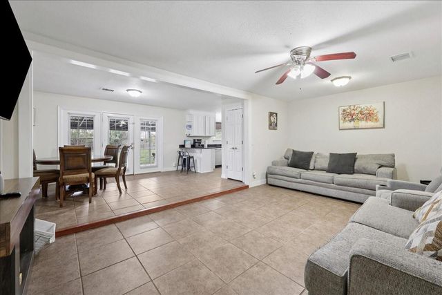 855 Carolina, Bridge City, TX 77611