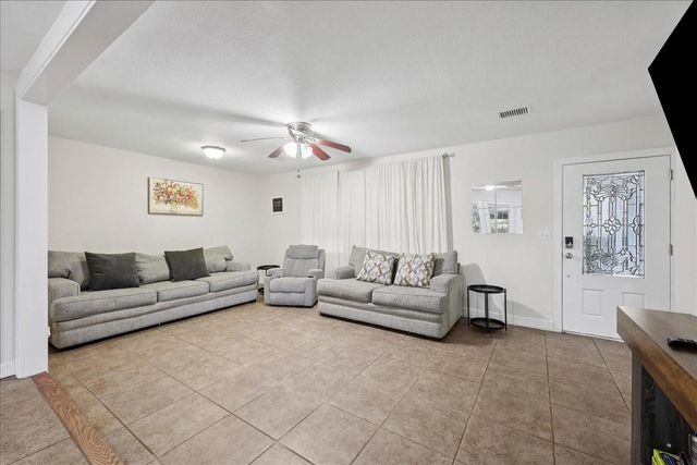 855 Carolina, Bridge City, TX 77611