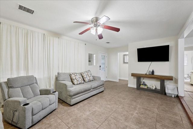 855 Carolina, Bridge City, TX 77611