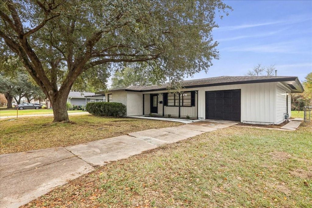 855 Carolina, Bridge City, TX 77611