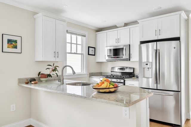 33 Clyde St 1, Somerville, MA 02145