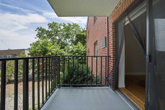 209 Riverview Ave 5, Newton, MA 02466