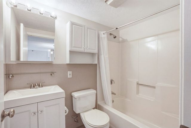 209 Riverview Ave 5, Newton, MA 02466
