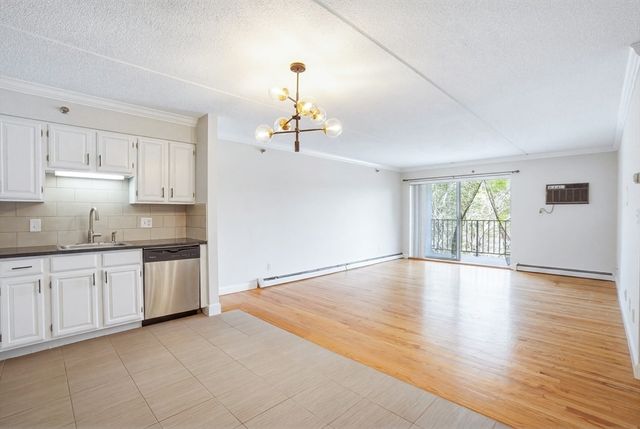 209 Riverview Ave 5, Newton, MA 02466