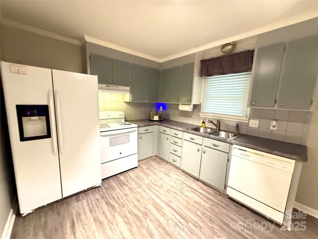 6832 Delta Lake Drive, Charlotte, NC 28215