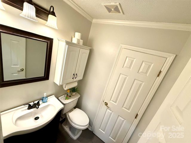 6832 Delta Lake Drive, Charlotte, NC 28215