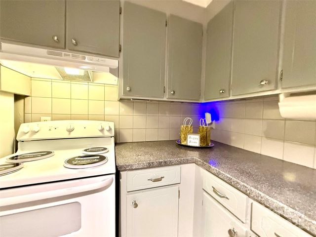 6832 Delta Lake Drive, Charlotte, NC 28215