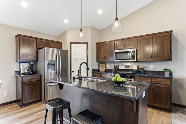 1522 35th Avenue SW, Cambridge, MN 55008