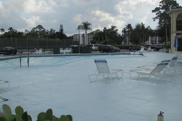 3755 Via Poinciana 203, Lake Worth, FL 33467