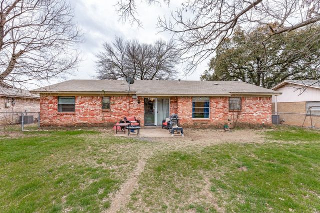 6037 Highcrest Drive, Watauga, TX 76148