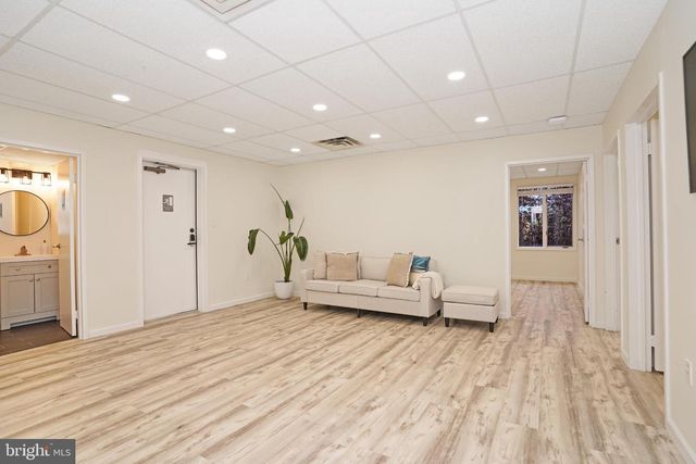 8304 OLD COURTHOUSE RD #B, Vienna, VA 22182