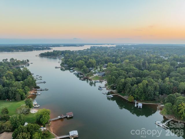 165 Woodstream Circle, Mooresville, NC 28117
