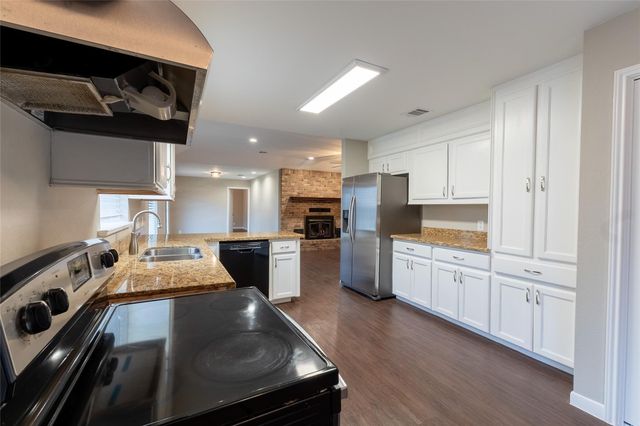 328 Lake View Drive, Montgomery, TX 77356
