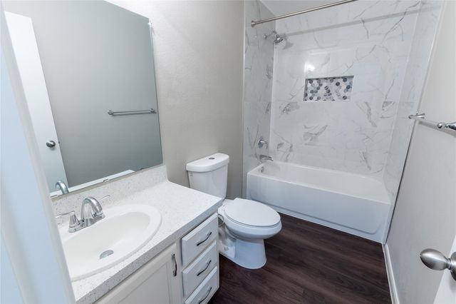 328 Lake View Drive, Montgomery, TX 77356