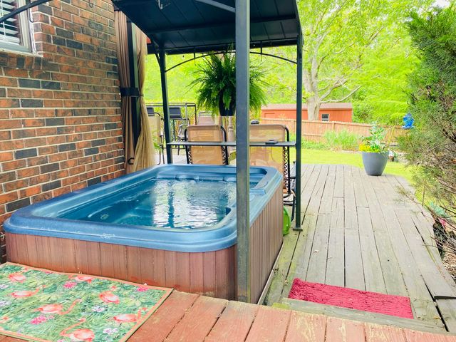 2949 State Hwy Jj, Crane, MO 65633