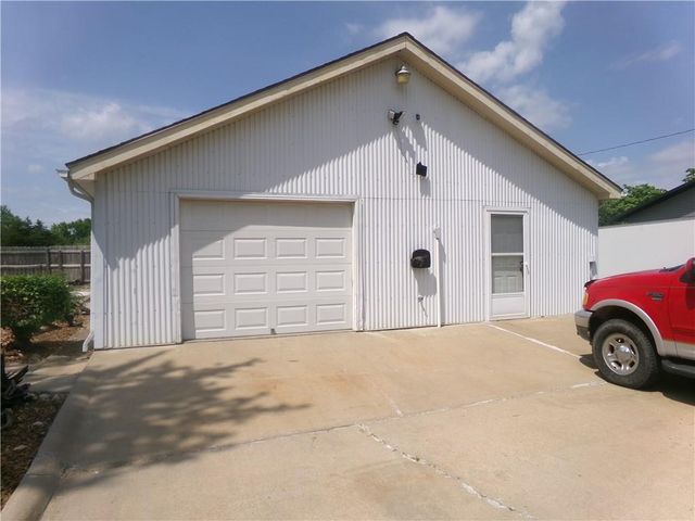 304 E Sixth Street, Laharpe, KS 66751