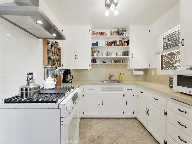 7051 Chimineas Avenue, Reseda, CA 91335