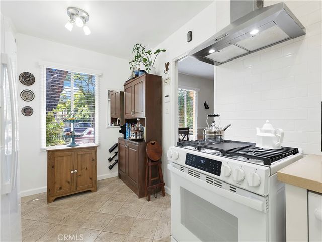 7051 Chimineas Avenue, Reseda, CA 91335