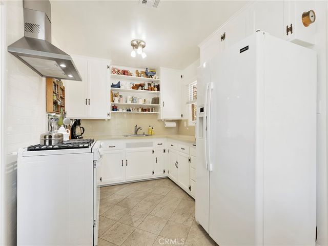 7051 Chimineas Avenue, Reseda, CA 91335