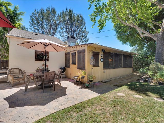 7051 Chimineas Avenue, Reseda, CA 91335