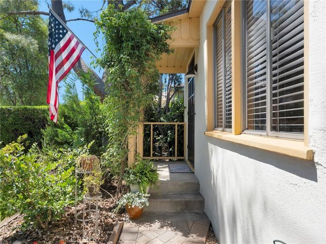 7051 Chimineas Avenue, Reseda, CA 91335