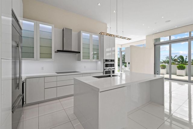 2 Water Club Way 301, North Palm Beach, FL 33408