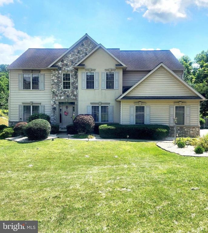2999 LEGACY LN, York, PA 17402