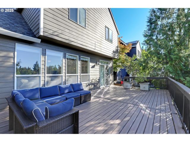 10156 Nw FLEETWOOD Dr, Portland, OR 97229