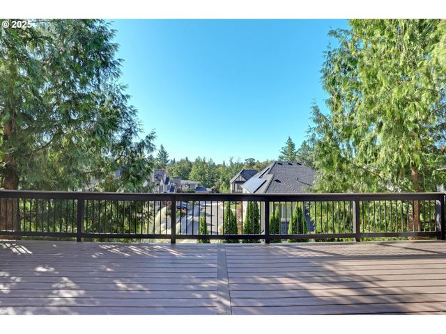 10156 Nw FLEETWOOD Dr, Portland, OR 97229