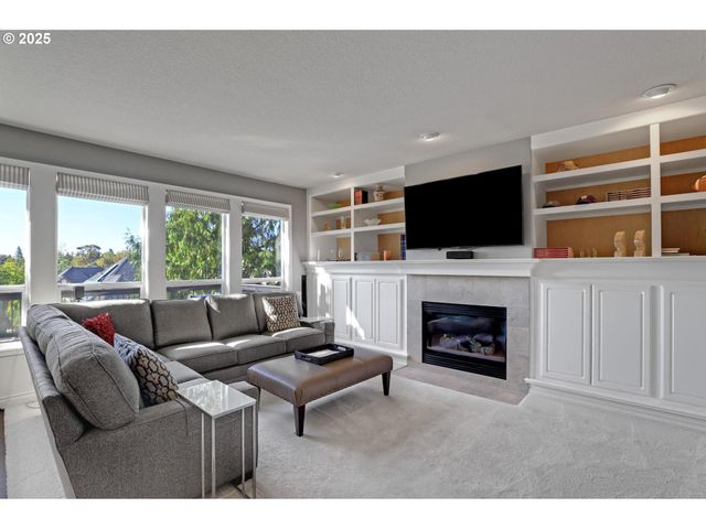 10156 Nw FLEETWOOD Dr, Portland, OR 97229