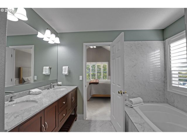 10156 Nw FLEETWOOD Dr, Portland, OR 97229