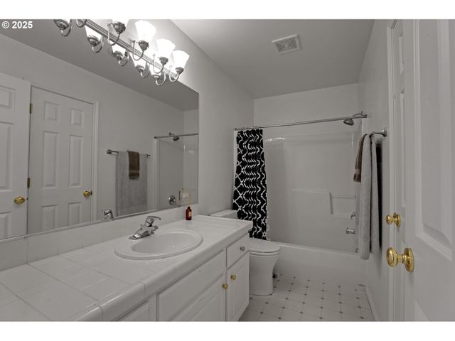 10156 Nw FLEETWOOD Dr, Portland, OR 97229