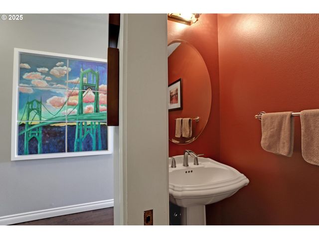 10156 Nw FLEETWOOD Dr, Portland, OR 97229