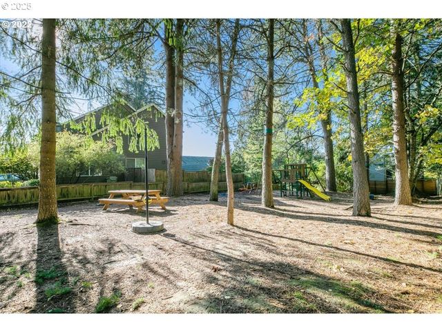 10156 Nw FLEETWOOD Dr, Portland, OR 97229