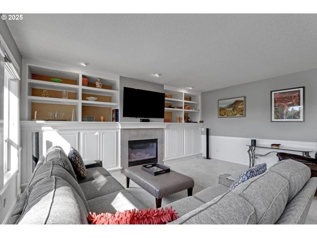 10156 Nw FLEETWOOD Dr, Portland, OR 97229