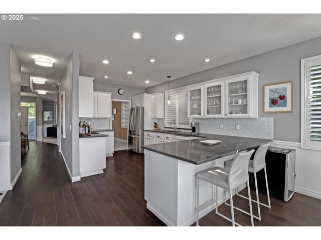 10156 Nw FLEETWOOD Dr, Portland, OR 97229