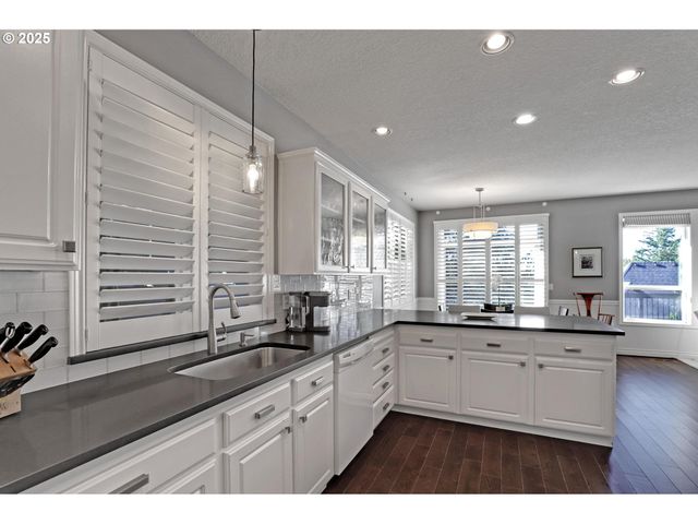 10156 Nw FLEETWOOD Dr, Portland, OR 97229