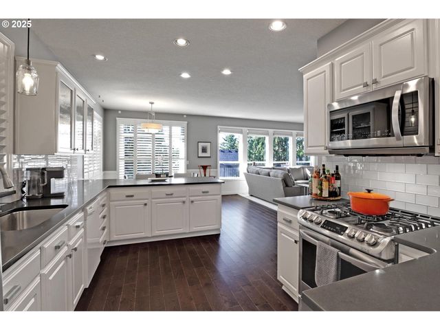 10156 Nw FLEETWOOD Dr, Portland, OR 97229