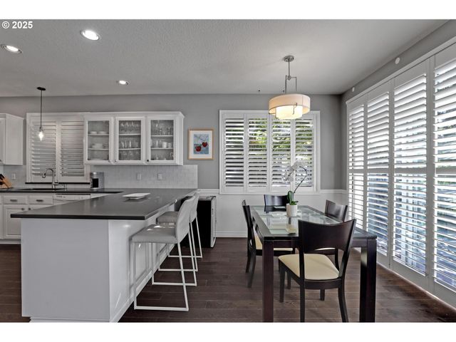 10156 Nw FLEETWOOD Dr, Portland, OR 97229