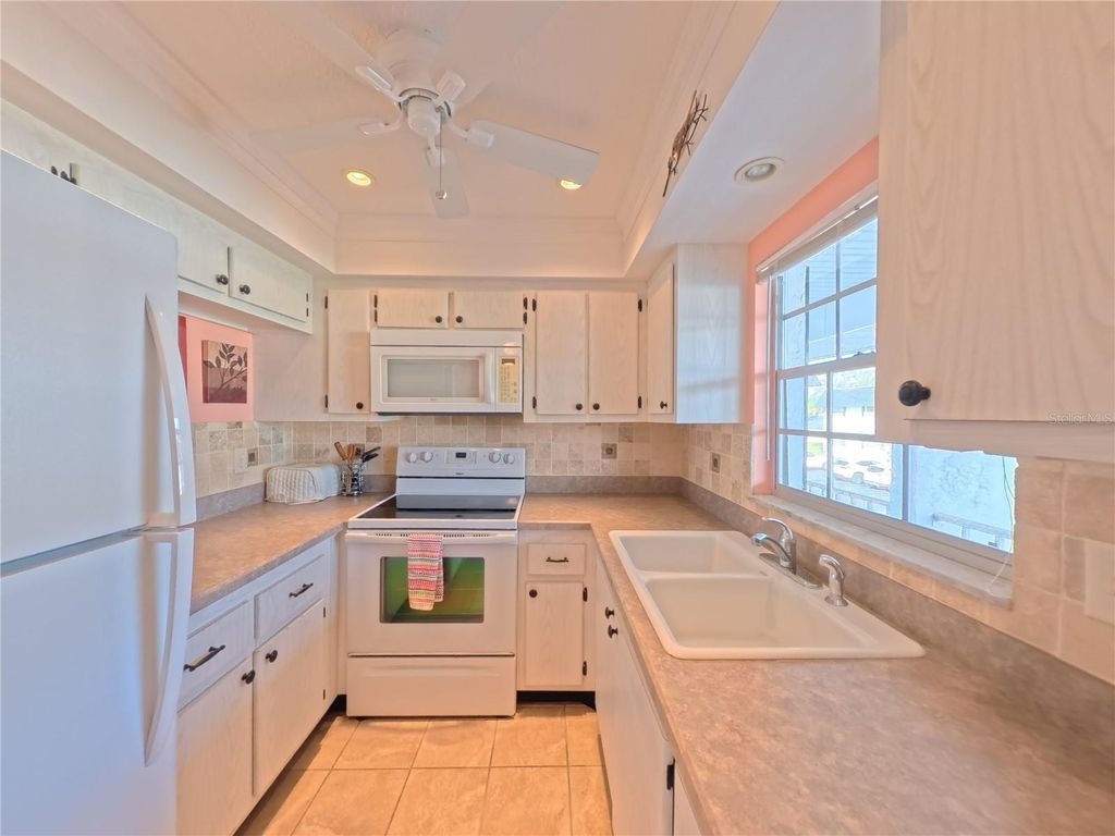 Image 7 of property listing at 202 47TH AVENUE DRIVE W 332, Bradenton, FL 34207