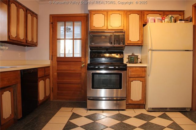 1404 Village Drive, South Charleston, WV 25309