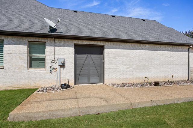 2603 Waters Edge Drive, Granbury, TX 76048
