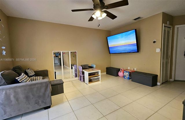 14070 S Forest Oak Cir, Davie, FL 33325